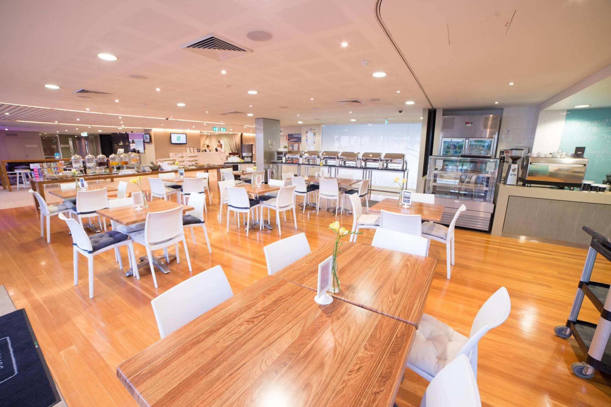 Quality Suites Pioneer Sands Wollongong Bagian luar foto